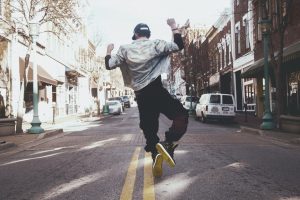 homme-rue-danse
