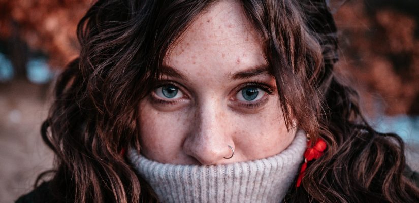 femme-yeux-percing
